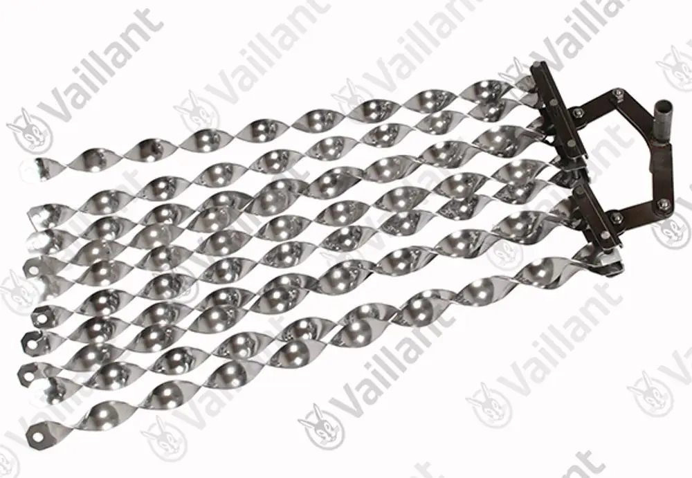 Vaillant Turbulator aus Edelstahl mit gewundenen Lamellen, montiert auf einem Halter. Geeignet zur Verbesserung der Wärmeübertragung in Heizsystemen.